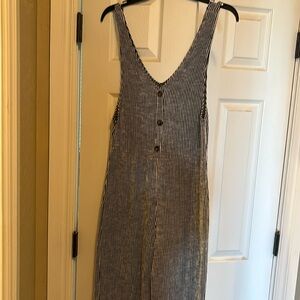 Size medium pinstripe pant/jumpsuit. It’s a snug medium